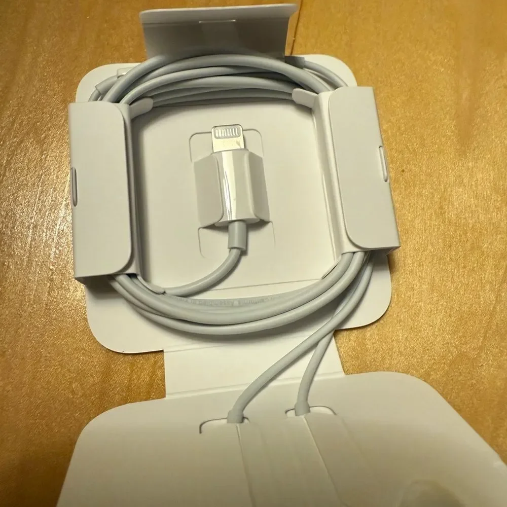 New Apple White Wired Earbuds with Lightning Connector